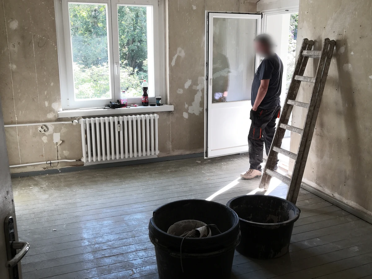 Cyklinowanie drewnianego parkietu i przygotowanie ścian do odświeżenia