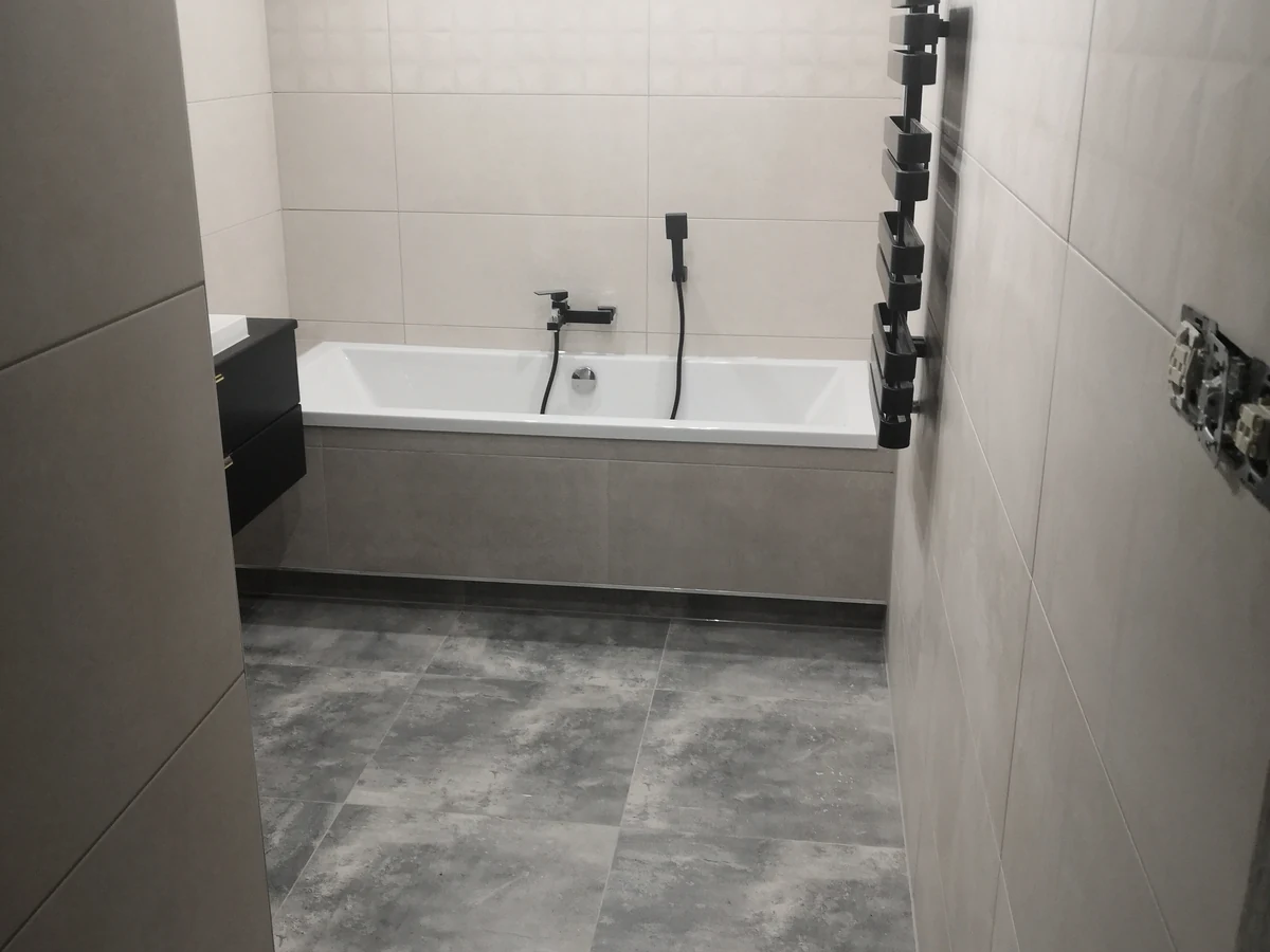 Ekskluzywne wykończenie łazienki pod klucz od projektu do montażu ceramiki w Gnieźnie