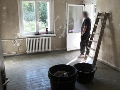 Cyklinowanie drewnianego parkietu i przygotowanie ścian do odświeżenia