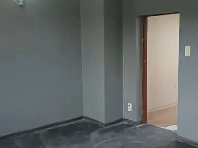 Pokój po malowaniu ścian i wymianie paneli podłogowych w Gnieźnie