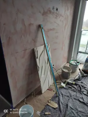 Salon w trakcie montażu dekoracyjnych paneli gipsowych 3D na ścianie