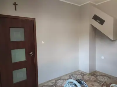 Pokój po remoncie obejmującym iniekcję przeciw wilgoci, wykonanie tynków, szpachlowanie i malowanie