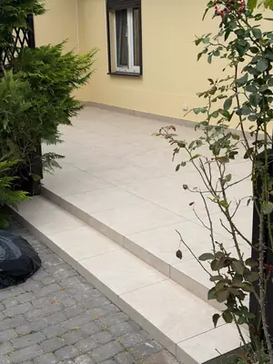 Taras po remoncie z nowymi płytkami i wykonaną hydroizolacją