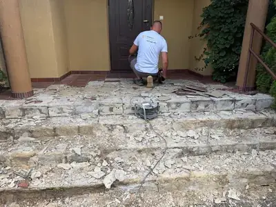 Schody w trakcie skuwania starych płytek przed remontem