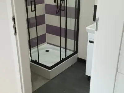 Gotowa mała toaleta WC wykonana w wydzielonym miejscu w mieszkaniu w Gnieźnie