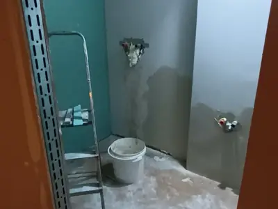 Prace przy wydzieleniu miejsca na małą toaletę WC w mieszkaniu