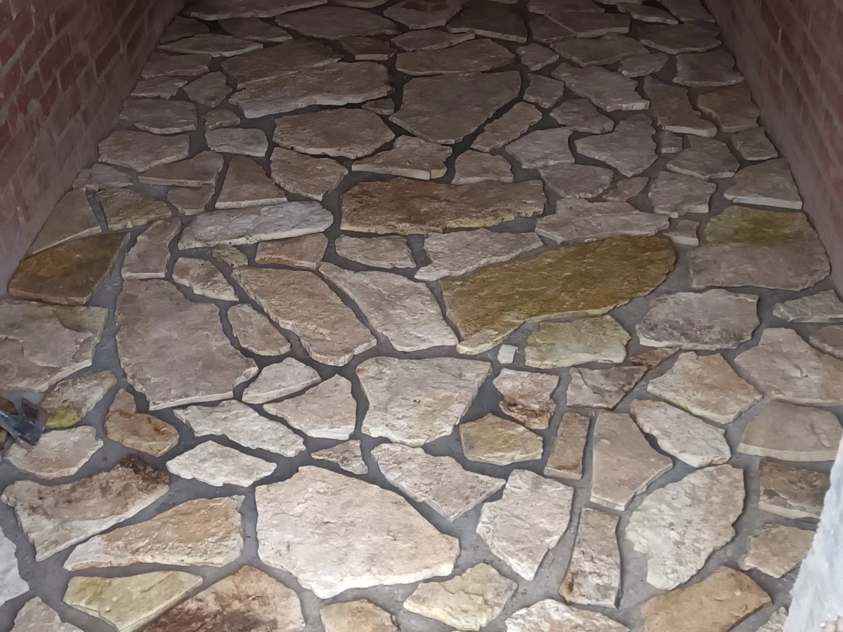 Gotowa ziemianka ogrodowa wykończona naturalnym piaskowcem w Gnieźnie