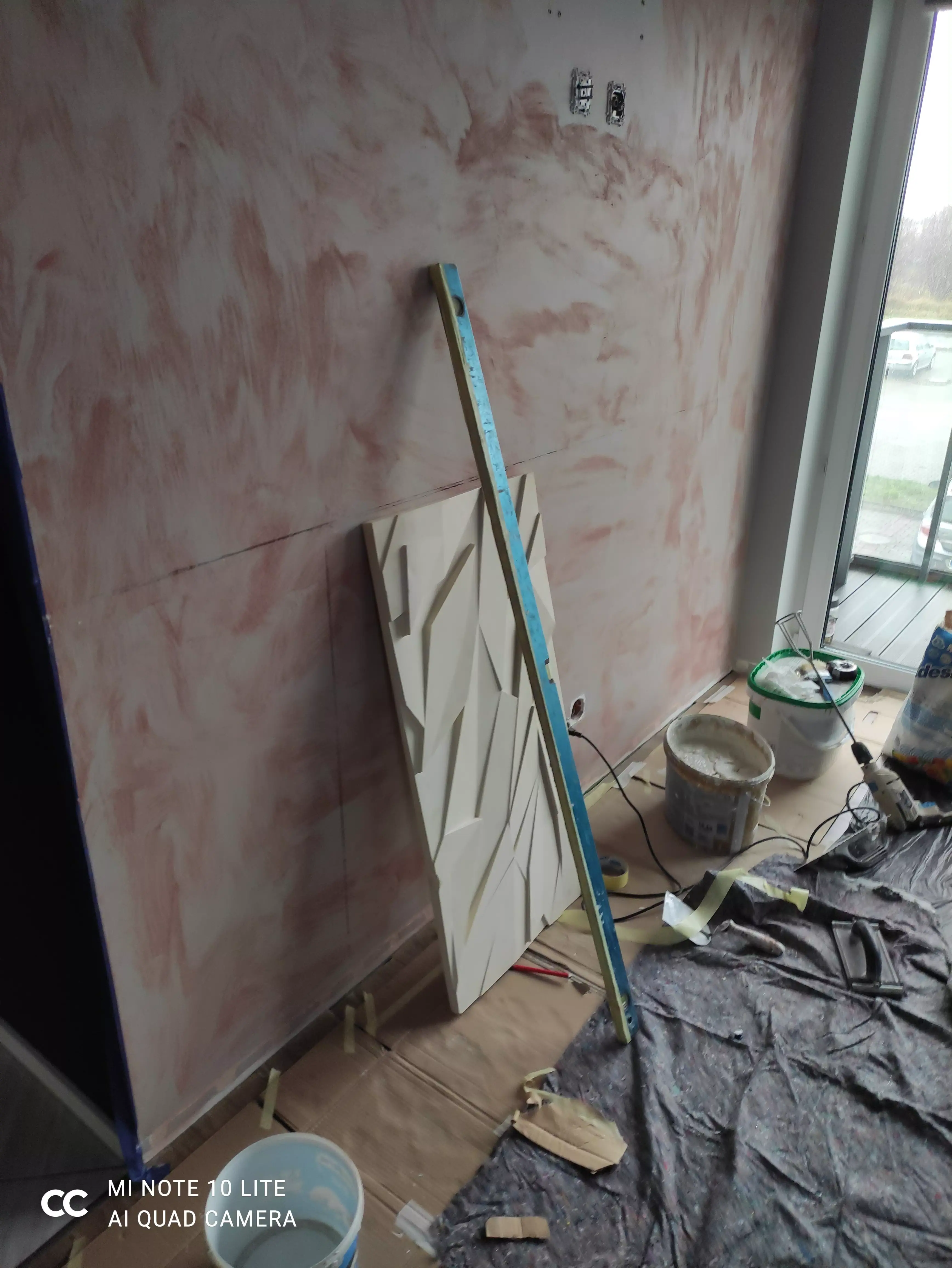 Salon w trakcie montażu dekoracyjnych paneli gipsowych 3D na ścianie