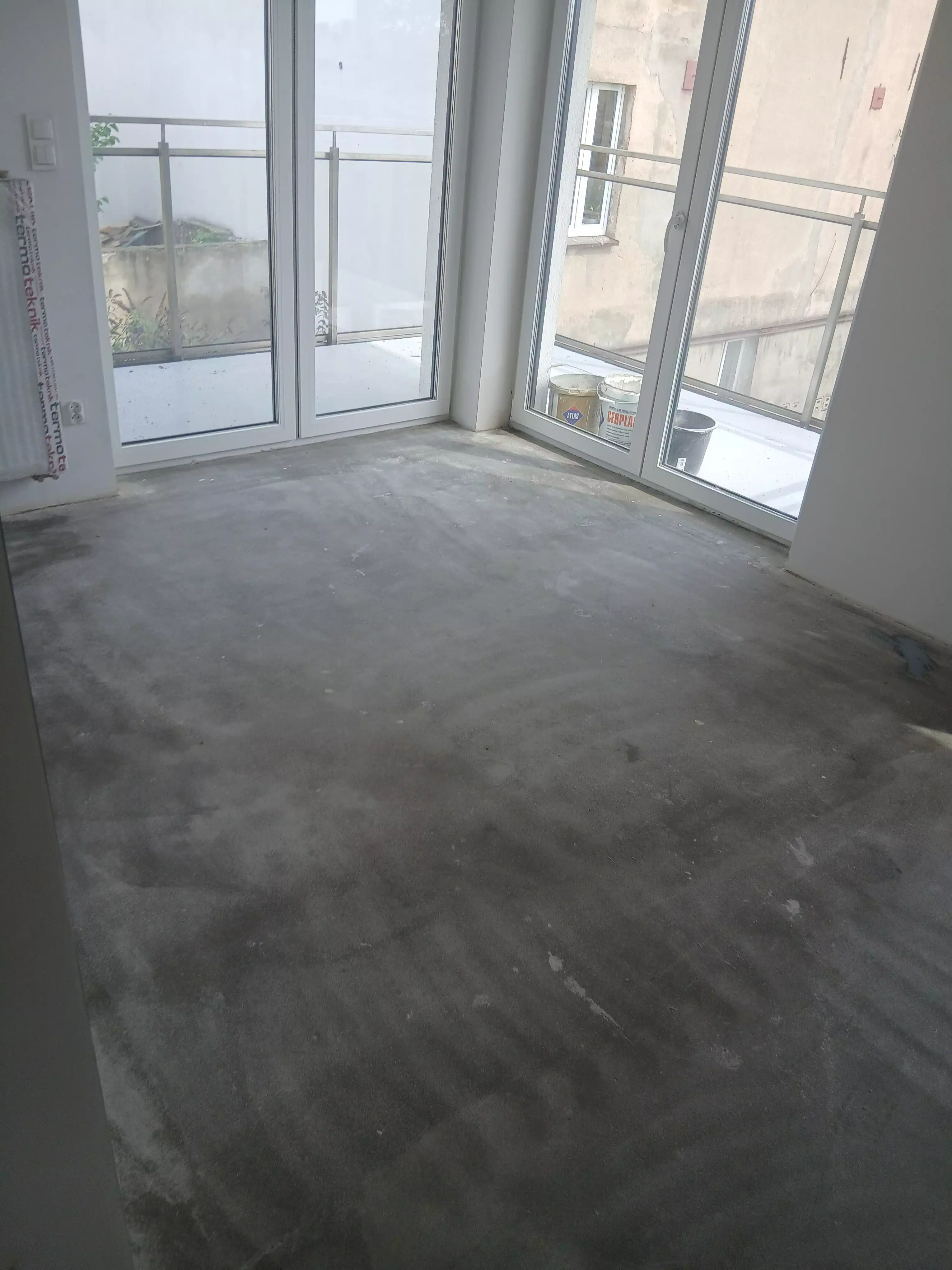 Podłoga w salonie przed remontem i ułożeniem nowych płytek