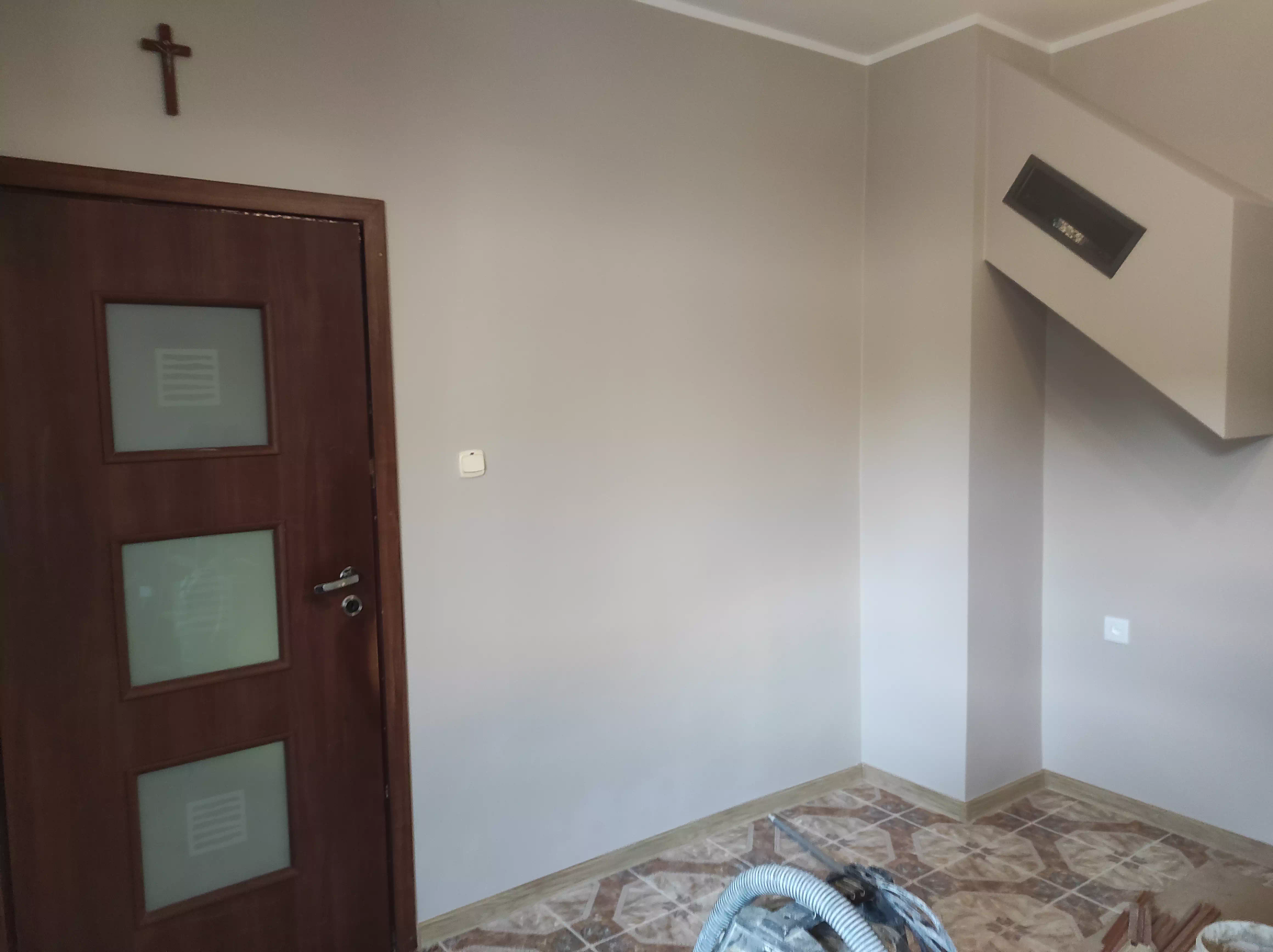 Pokój po remoncie obejmującym iniekcję przeciw wilgoci, wykonanie tynków, szpachlowanie i malowanie