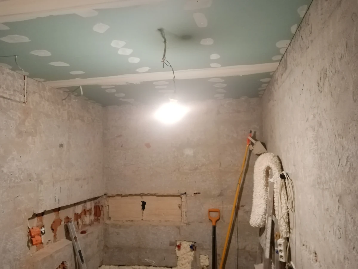 Stara łazienka przed wymianą instalacji i rozpoczęciem remontu