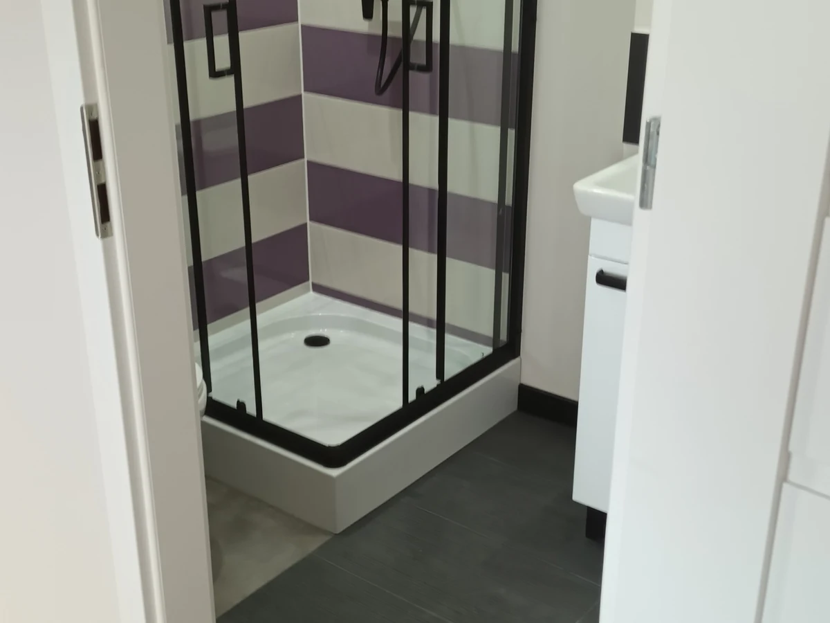 Gotowa mała toaleta WC wykonana w wydzielonym miejscu w mieszkaniu w Gnieźnie