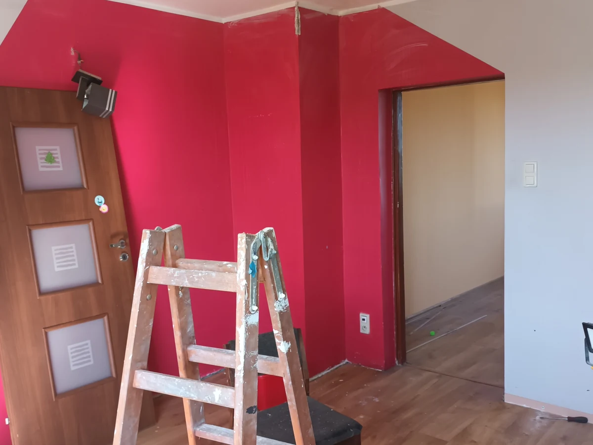 Pokój w trakcie przygotowania do malowania ścian i wymiany paneli podłogowych